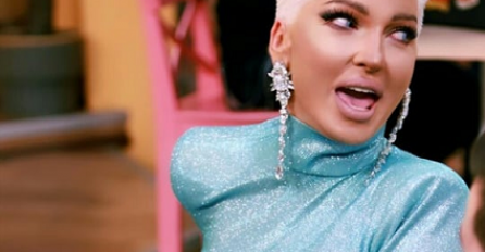 KARLEUŠA U ŠOPING CENTRU SJEDILA BEZ ŠMINKE, PRIŠLI JOJ I USLIKALI JE,  A FOTKA ISPLIVALA U JAVNOST: Niko ne može a je prepozna, EVO NA ŠTA LIČI??