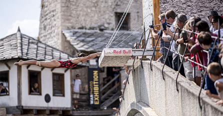 Sutra tradicionalni skokovi sa Starog mosta: Najuspješniji takmičari iz cijelog svijeta kažu da im je ovo najveći izazov. Evo kakav je osjećaj na +38 skočiti u ledenu Neretvu