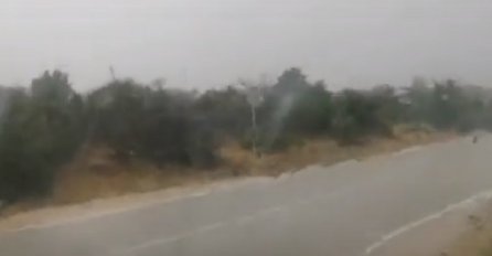 SILOVITO NEVRIJEME NADOMAK SRBIJE SVE RAZORILO: Udari vjetra nepodnošljivi, temperatura pala za 15 stepeni, ljudi u panici! Za vikend stiže ono najgore! (VIDEO)