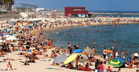 AGONIJA NA PLAŽI, DJEČAK IZ SRBIJE UŠAO U VODU I DOŽIVIO TEŽAK HOROR: Hitna ga brzo odvezla, TRENUTNO JE NA APARATIMA!