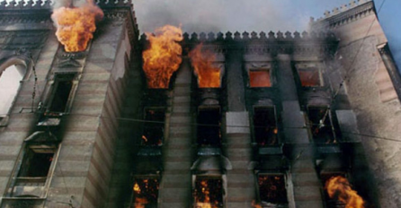 DA SE NE ZABORAVI noć kada je zapaljen dio kulturnog naslijeđa BiH: Prije 27 godina gorila je Vijećnica