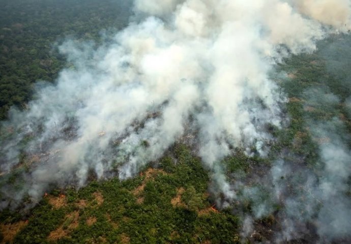 Stotine novih požara pustoše Amazoniju, svijet bijesan na brazilskog predsjednika 