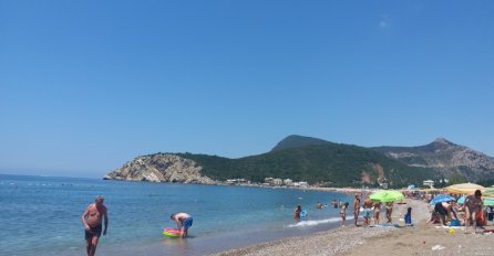 CIJELI JADRAN PREKRIVEN OTROVNIM CRVIMA: Ljudi dobijaju temperaturu, van sebe su od šoka! Masovno hrle iz plićaka i traže pomoć ljekara!