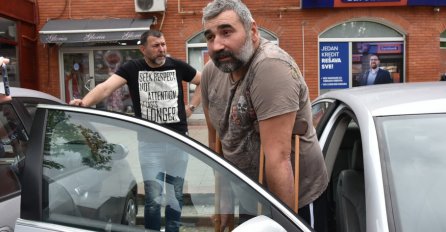 MIKI ĐURIĆ USLIKAN ISPRED KUĆE, DRASTČNO DRUGAČIJI: Sprema ajvar, a svi gledaju u JEDAN DETALJ!