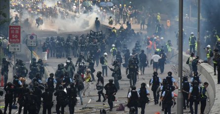Sukob demonsranata i policije i suzavac na protestima u Hong Kongu