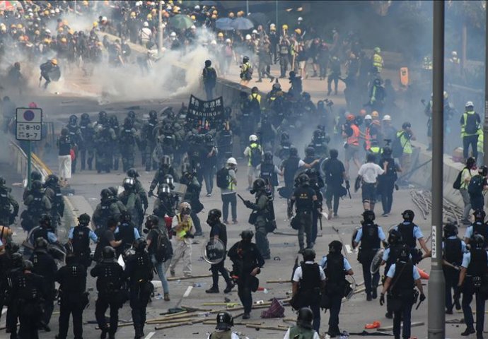 Sukob demonsranata i policije i suzavac na protestima u Hong Kongu