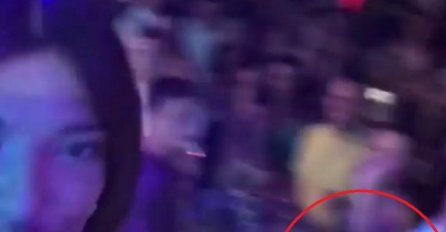 CIJELA SRBIJA U ŠOKU, POGLEDAJTE ŠTA JE KIJA KOCKAR URADILA NA NASTUPU PRED MALOLJETNOM DJECOM: Niko nije mogao vjerovati, UZELI MOBITELE I SNIMALI JE! (FOTO)