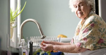 Pitao je baku zašto svaki dan pegla djedove radne hlače: Njen odgovor nikad neće zaboraviti!  