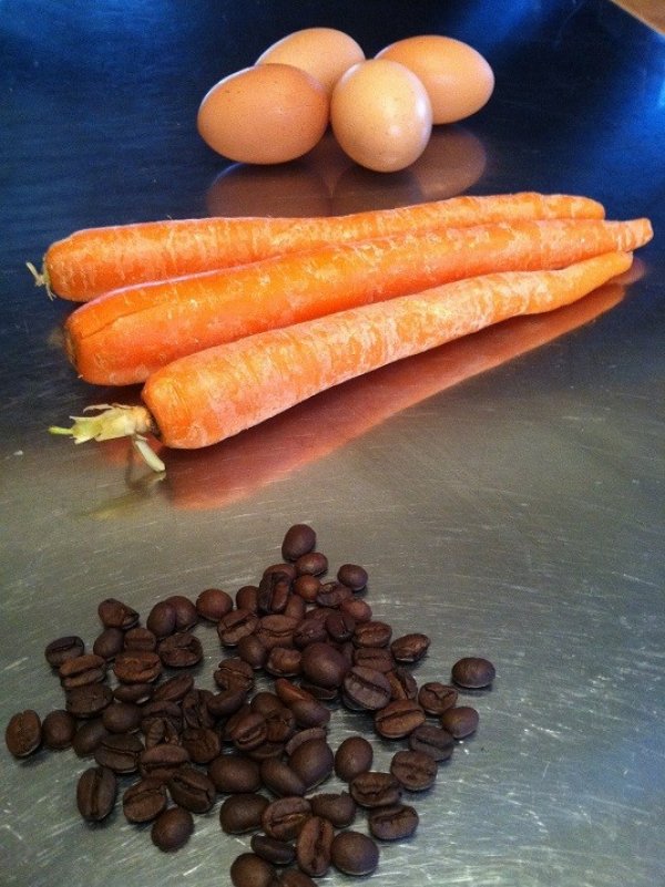 u-jedan-lonac-je-postavila-jaje-u-drugi-sargarepu-a-u-treci-saku-kafe-u-zrnu-zena-je-3