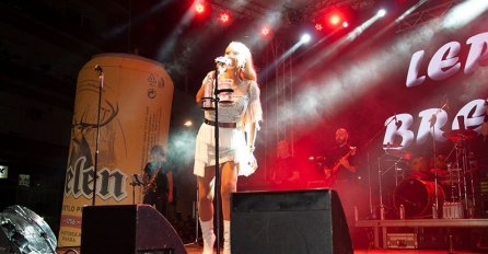 NAKON SVAĐE SA LUKASOM, LEPA BRENA SINOĆ NASTUPILA U LESKOVCU: Svi su odmah ugledali njene čizme i zgrozili se, ŠTA JE OVO?!