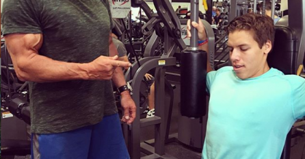 ARNOLDA SCHWARZENEGGERA SVI ZNAMO, A OVO JE NJEGOV SIN: Ne izlazi iz teretane, nabijen mišićima kao OTAC, KAD GA VIDITE NEĆE VAM BITI DOBRO (FOTO)