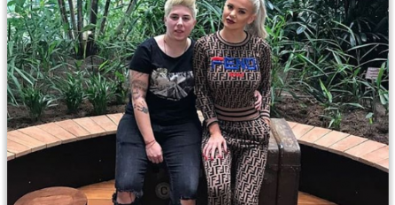 MATORU USLIKALI BEZ SANJE U PROVODU, OKO NJE SAMI MUŠKARCI: Mislila je da je niko ne vidi, ISPLIVALE SLIKE (FOTO)