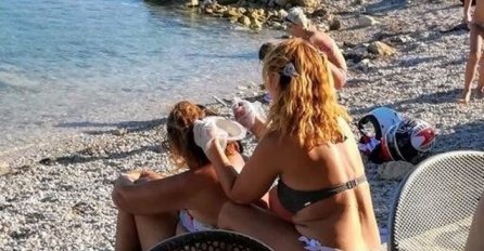 SVI SU GLEDALI U OVE DVIJE ŽENE NA PLAŽI: "Šta to pobogu rade?" Kad su skontali OSTALI SU BEZ RIJEČI (FOTO)
