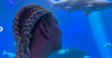 NAKON GIPSA, DEA ĐURĐEVIĆ DANAS SKINULA I ZAVOJE I POKAZALA RUKU: Sve se vidi, a ona ponosno pozira (FOTO)