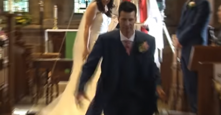  Stajali su mirno i čekali vjenčanje, a onda se mladoženja okrenuo i uradio nešto ŠTO ĆE MLADA I  SVI OSTALI ZAPAMTITI ZA CIJELI ŽIVOT! (VIDEO)