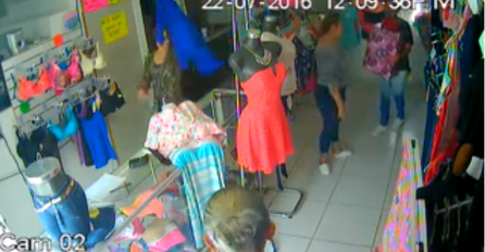 TRENUTAK NEPAŽNJE: Prodavačica se okrenila na minut, ali ono što su dvije žene u pozadini uradile ćete posmatrati u nevjerici! DO SADA NEVIĐENI NAČIN PLJAČKE! 