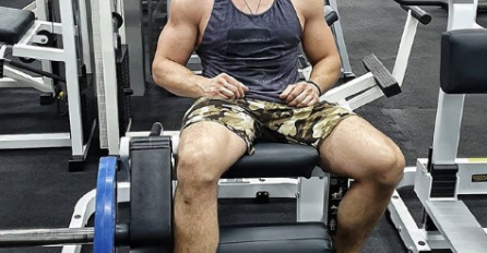 ISPLIVALA SLIKA : SLOBI RADANOVIĆU utjehu nakon raskida  pruža BALKANSKA ZVIJEZDA DUPLO STARIJA OD NJEGA, a šuška se DA ON NJU KORISTI RADI POPULARNOSTI!