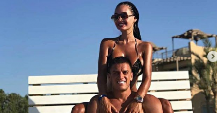 ANA KORAĆ I DAVID OTIŠLI U EGIPAT, ODVELA GA JE U HOTELSKU SOBU, A ONDA MU SAOPŠTILA ŠOKANTNE VIJESTI: David nije vjerovao šta čuje, uhvatio je za nogu, A ONDA DRAMA (FOTO)