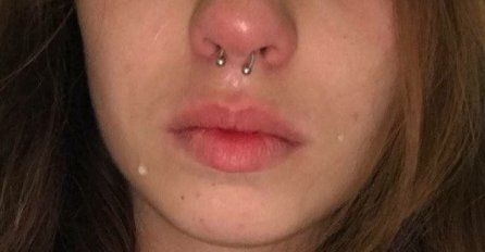 "Imala sam dečka koji me navodno prevario sa najboljom drugaricom, tako se pričalo. Ja naravno povjerovala sam u to i raskinila s njim,a  nakon njega nisam nigdje izlazila. Srce me jako boljelo nisam izgubila samo jednu osobu već..."