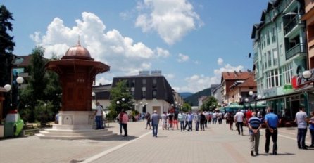 Haos u glavnom gradu: Ranjena žena u blizini zgrade policije, policija još traga za osumnjičenim
