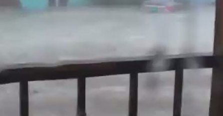 PRAVA APOKALIPSA, KUĆE POD VODOM, URAGAN RUŠI SVE PRED SOBOM: Pogledajte KATASTROFALNE prizore, oni su odsječeni od svijeta!