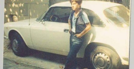 JOŠ KAO DJEČAK BIO JE VELIKI MANGUP: Danas njegove hitove zna cijeli BALKAN, nema šanse da PREPOZNATE OVOG PJEVAČA IZ SRBIJE! (FOTO)