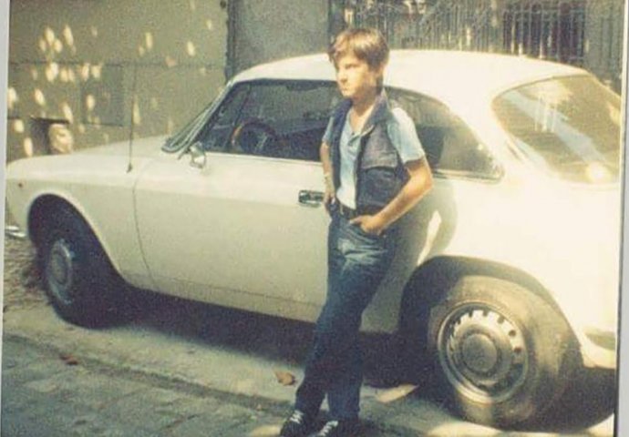 JOŠ KAO DJEČAK BIO JE VELIKI MANGUP: Danas njegove hitove zna cijeli BALKAN, nema šanse da PREPOZNATE OVOG PJEVAČA IZ SRBIJE! (FOTO)