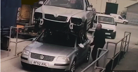 VIDEO: KAKO MU JE TO SAMO USPJELO? Na krovu Passata prevozio Škodu, a kad su policajci zaustavili vozača nisu znali kako ga kazniti! OVAJ VW JE OD KAMENA!