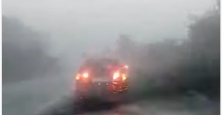 Pogledajte snimak STRAŠNOG NEVREMENA KOJI JE POGODIO BiH, najgore je bilo na Manjači: Vozači zaustavljali automobile