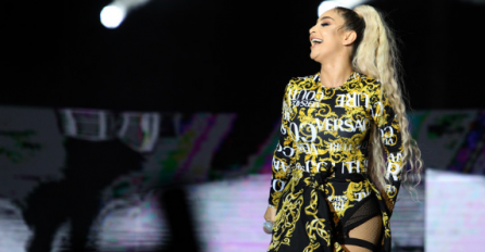 NAPRAVILA POMETNJU NA DRUŠTVENIM MREŽAMA! Maya Berović objavila fotografiju, a svi su gledali šta joj je to MEĐU NOGAMA! FOTO