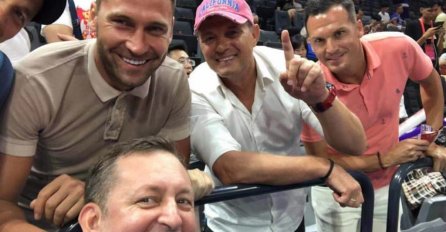 DUŠKO TOŠIĆ SE VRATIO U KINU I ODMAH OBJAVIO SLIKE: Odavno nije bio ovako NASMIJAN, pogledajte ko je pored njega (FOTO)