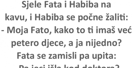 Fata i Habiba piju kafu