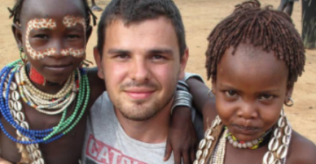 PRIJE 8 GODINA HRVAT SLIKAO SE SA OVIM DJEVOJČICAMA: Odlučio ih je potražiti PONOVO, a kad je vidio kako sada izgledaju... (FOTO)