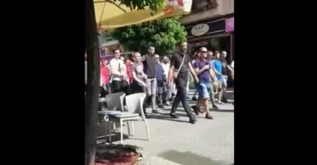 "OVDJE NEĆETE ŠETATI" Grupa mladića u Novom Pazaru uz navijačke pjesme protestovala protiv PARADE PONOSA u tom gradu