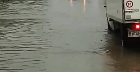 ŽESTOKO NEVRIJEME SRUČILO SE NA GLAVNI GRAD, KATASTROFA NA ULICAMA SARAJEVA, SVE POPLAVLJENO, SAOBRAĆAJ U KOLAPSU: Objavljeni DRAMATIČNI prizori, a evo ŠTA NAS SUTRA ČEKA!