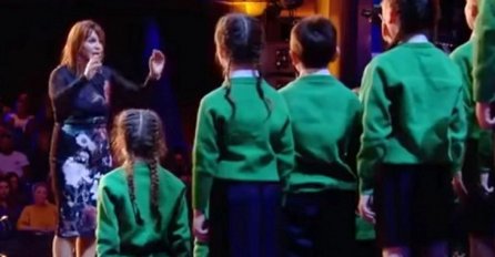 PREDIVNO: Djevojčica je počela da pjeva, a kada joj se priključio hor rasplakali su publiku! VIDEO