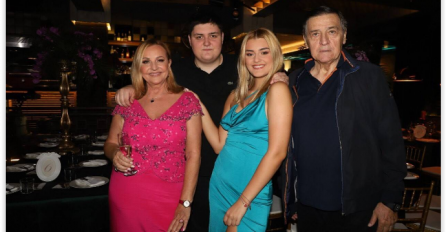 ROĐENDAN ANE BEKUTE: Niko ne bi rekao da ima toliko godina, ZABLISTALA JE U ROZOJ HALJINI a ovaj detalj je svima zapeo za oko