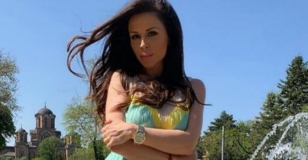 BUJNE GRUDI U PRVOM PLANU, ANA SEVIĆ POKAZALA SAVRŠENU FIGURU U ŽUTOJ HALJINI: Ali svi su gledali u JEDAN detalj na njenom licu! (FOTO)