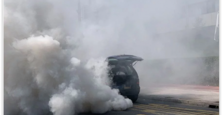 KOLAPS U GLAVNOM GRADU! Gori automobol na cesti! Gust dim ispunio ulicu! 