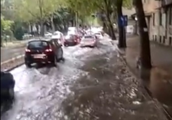 NE IZLAZITE IZ KUĆA, NEVRIJEME UZROKOVALO HAOS U CENTRU GRADA: Sve poplavljeno, automobili se zaustavljaju po cesti!