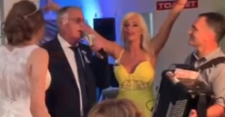 NAJLUĐI MOMENAT SVADBE: Milojko uzeo mikrofon, ZAPJEVAO, kuma ga kiti PARAMA! A tek prvi ples mladenaca... (VIDEO)