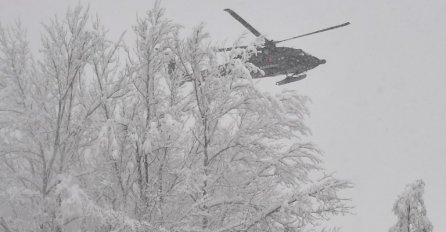 STRAHOTA! SNIJEG PAO KAO U SRED JANUARA, LJUDI SE SMRZAVAJU: Pojavili se snimci HAOSA!