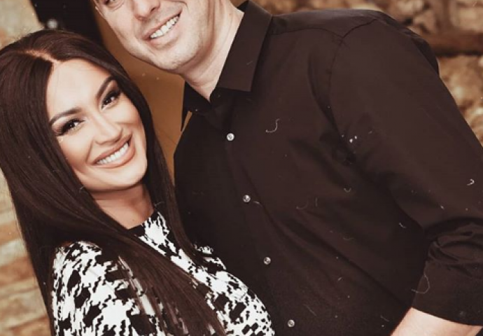 ANDREANU ČEKIĆ JE ZAPROSIO OŽENJENI DEČKO: Iako je UDATA, nije je sprečavalo da izgovori SUDBONOSNO DA, a niko nije očekivao da će baš OVA PJEVAČICA plakati zbog njih dvoje! GUŠILA SE U SUZAMA!