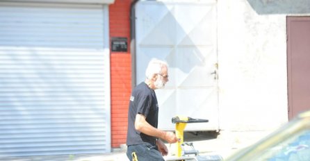 JECAJI U KUĆI STRADALOG GRUA, DOŠAO I NJEGOV OTAC: Nesretni čovjek ne prestaje da plače, uslikan na balkonu! TUGA!