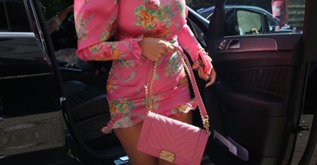 KARLEUŠA U ROZOJ KOMBINACIJI DANAS DOŠLA NA SNIMANJE ZVEZDE GRANDA: Prepolovila se, kad su joj vidjeli noge, ZANIJEMILI SU (FOTO)