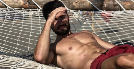 BIO JE JEDAN OD NAJZGODNIJIH "ZVEZDA GRANDA", A SADA JE U ISTU EMISIJU DOVEO DJEVOJKU: Figura pješčanog sata, bujno poprsje i magičan osmijeh ljepše polovine, navele su MNOGE DA ZABORAVE DA JE ON TU! FOTO