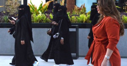 SKINULA JE HIDŽAB I PROŠETALA U ŠTIKLAMA U SAUDIJSKOJ ARABIJI: Pogledajte šta joj se nakon toga desilo! (FOTO)