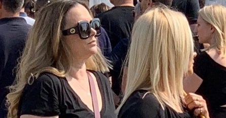 NJIH DVIJE SU PLAKALE KAO KIŠA NA GRUOVOJ SAHRANI,  A ONDA SU PRIMIJETILI JEDAN DETALJ: Pogledajte šta ova pjevačica DRŽI U RUCI! (FOTO)