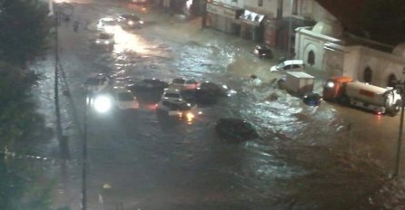 POPLAVE POGODILE GLAVNI GRAD, VOZAČI ZAROBLJENI U AUTIMA, PUTEVI POPUT RIJEKA: Građani prestrašeni, pogledajte užasavajuće prizore!