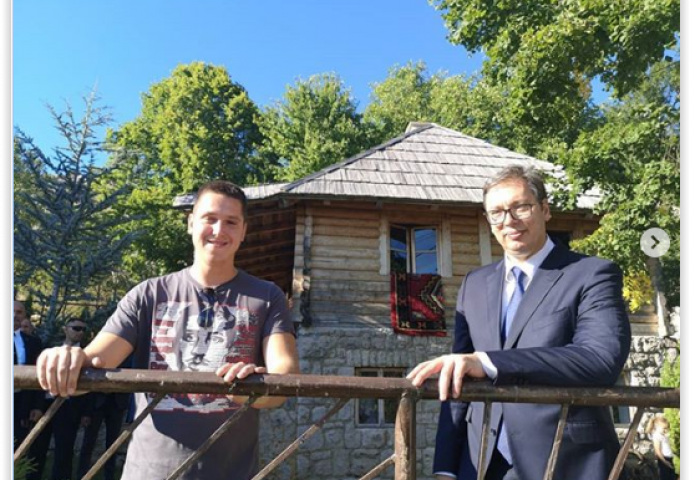 ŠOK! Predsjednik Srbije sa sinom u Principovoj rodnoj kući u Drvaru, a tek kad vidite sa kim se na istom mjestu slikao PRIJE 40 GODINA nećete moći da dođete sebi od ŠOKA